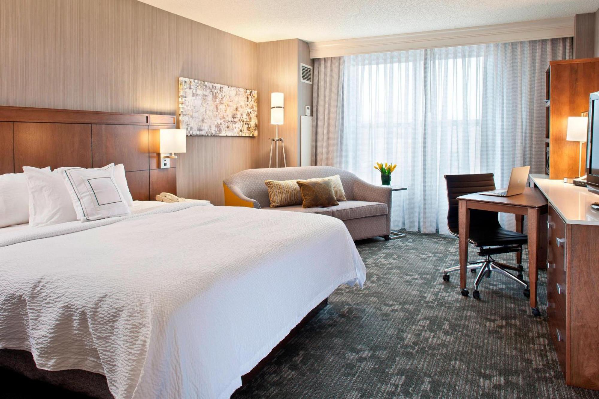 Courtyard By Marriott Pueblo Hotel Exterior photo