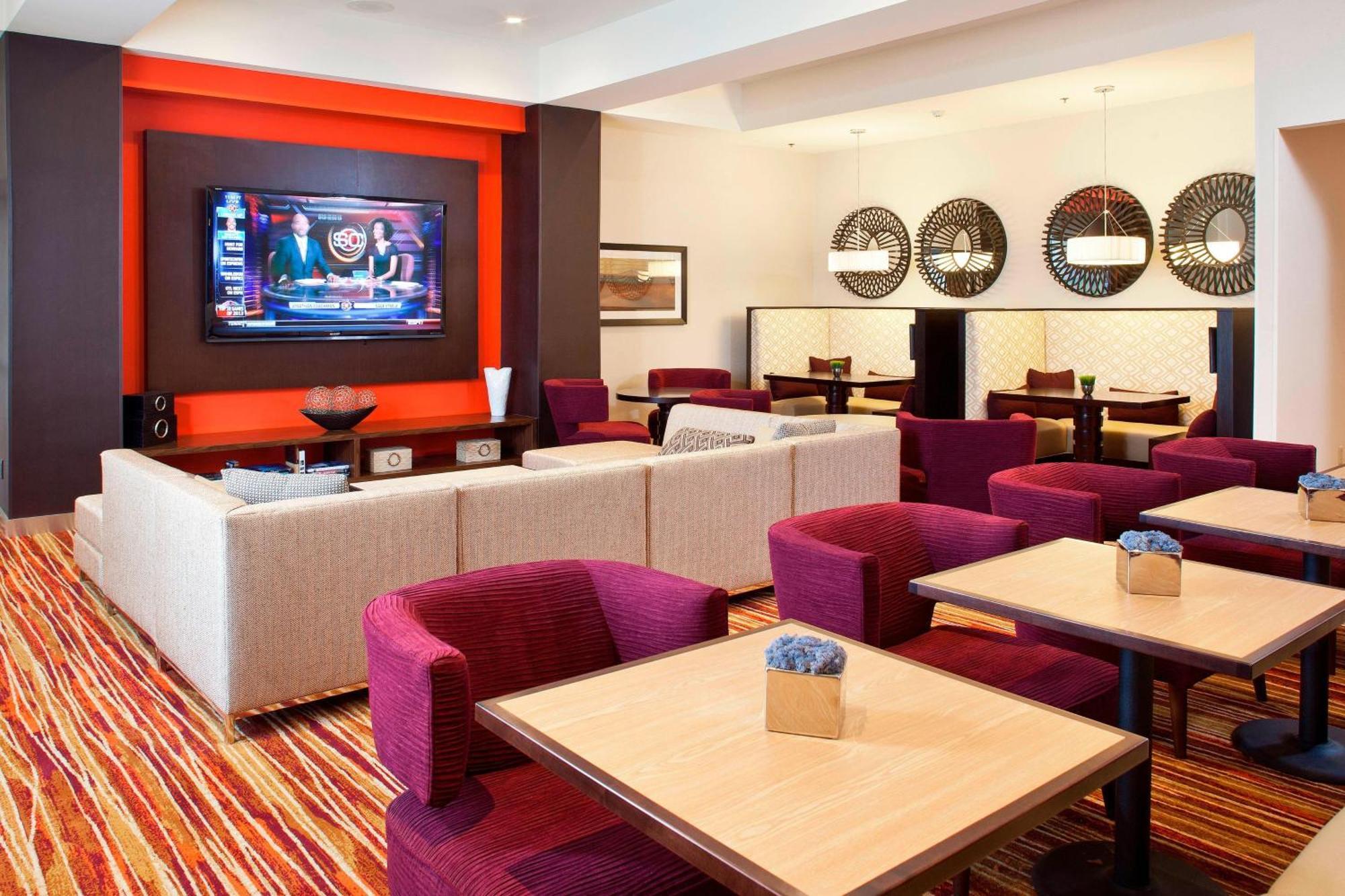 Courtyard By Marriott Pueblo Hotel Exterior photo