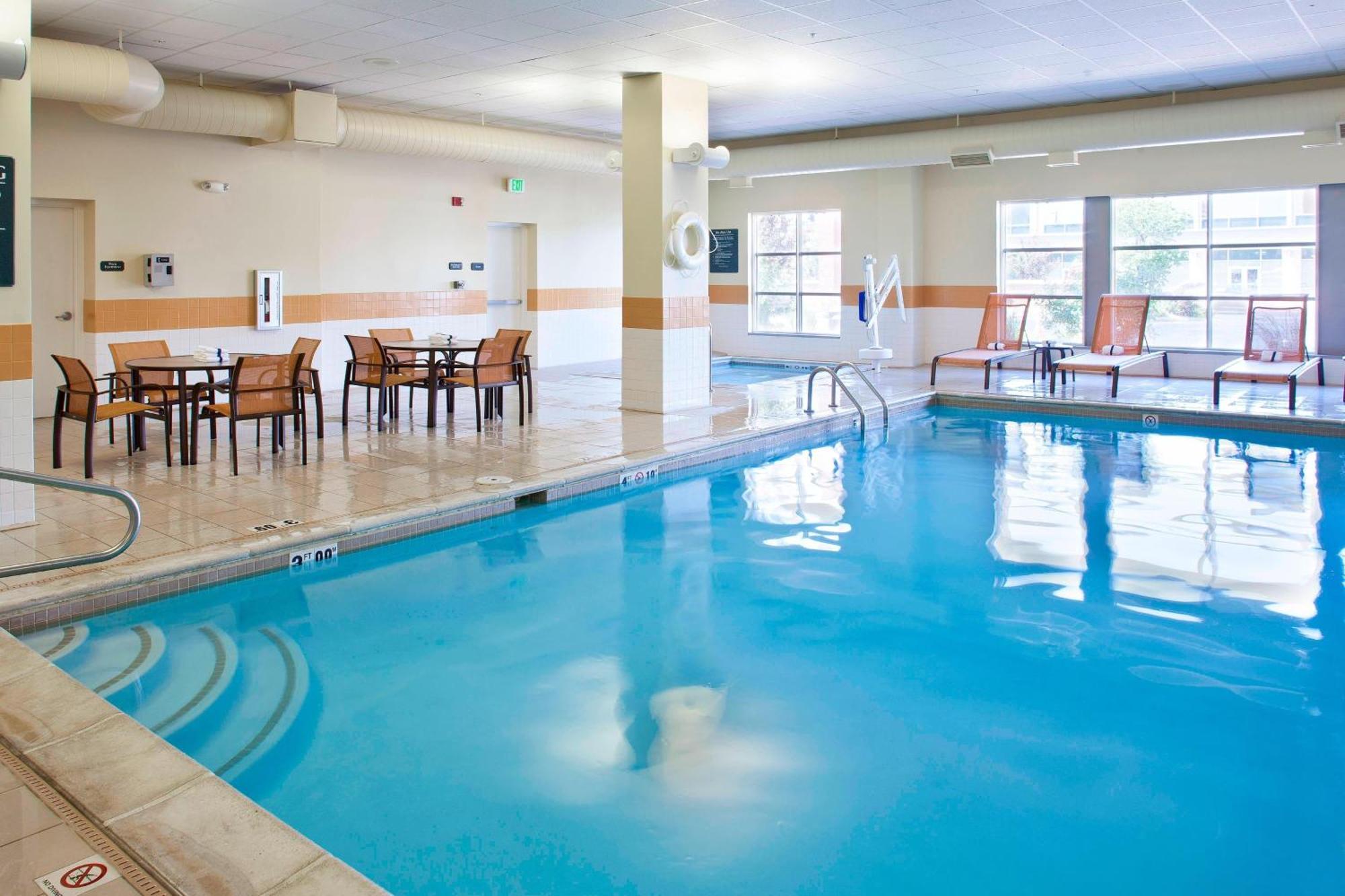 Courtyard By Marriott Pueblo Hotel Exterior photo