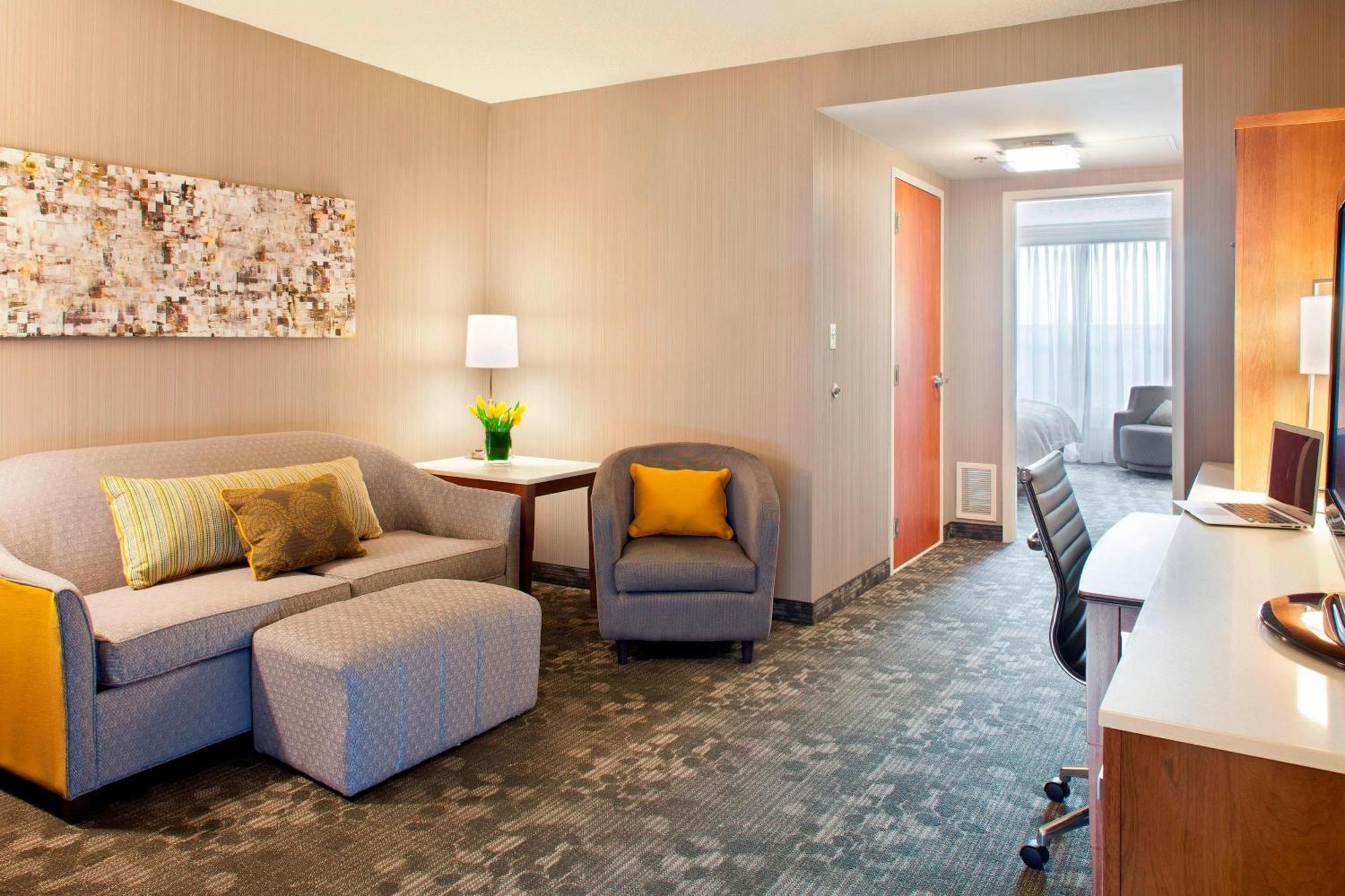 Courtyard By Marriott Pueblo Hotel Exterior photo