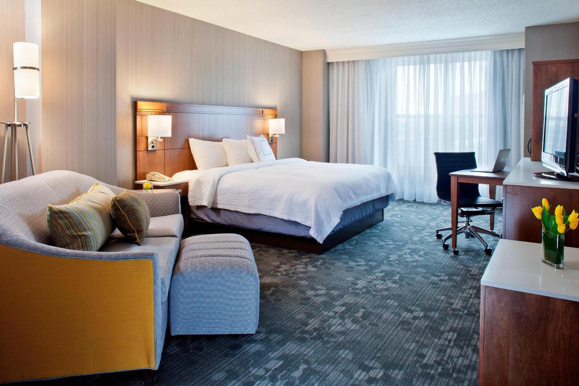 Courtyard By Marriott Pueblo Hotel Exterior photo