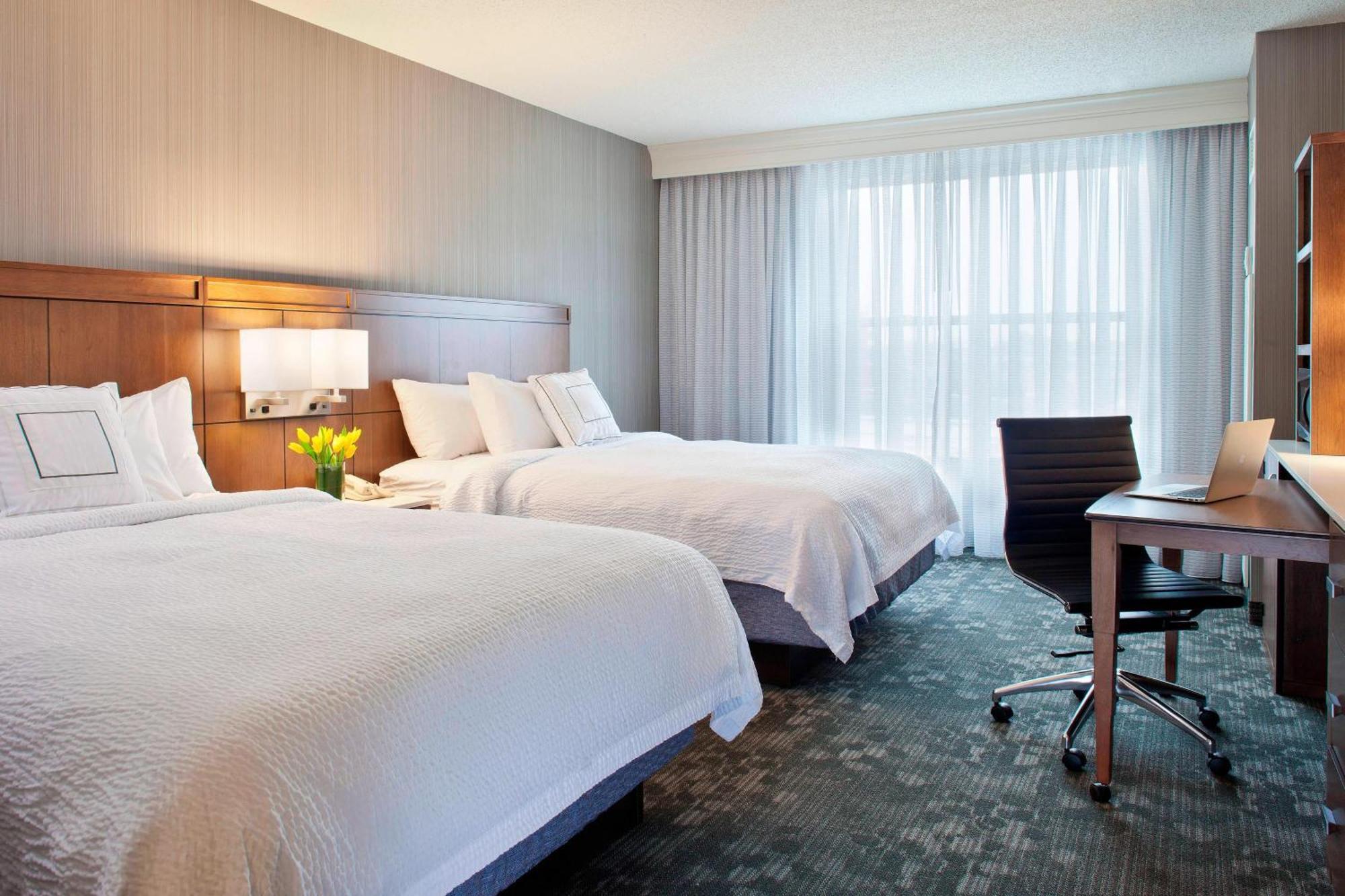 Courtyard By Marriott Pueblo Hotel Exterior photo