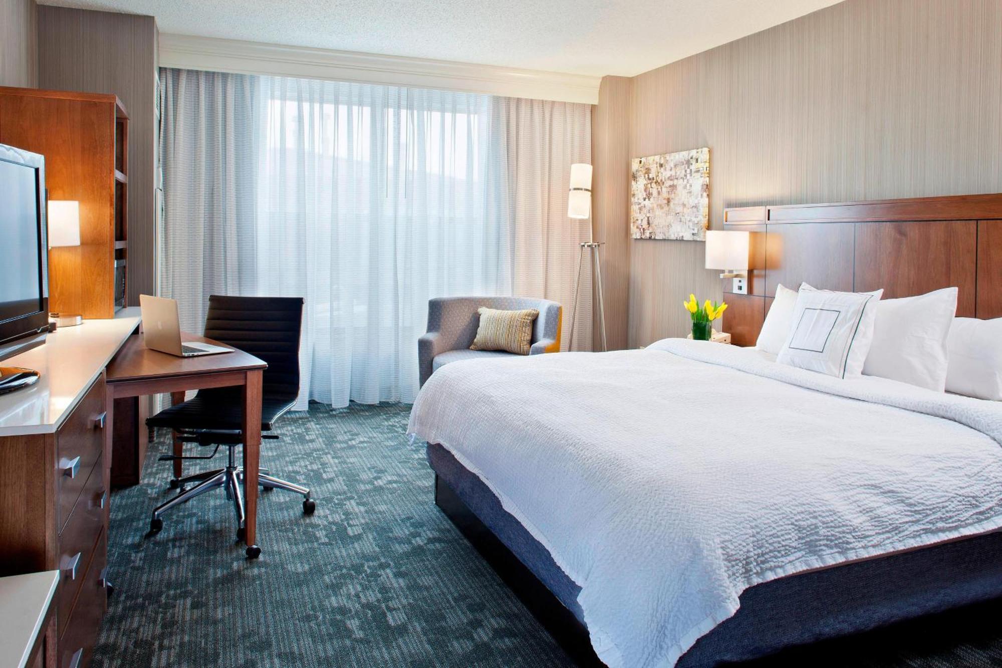 Courtyard By Marriott Pueblo Hotel Exterior photo
