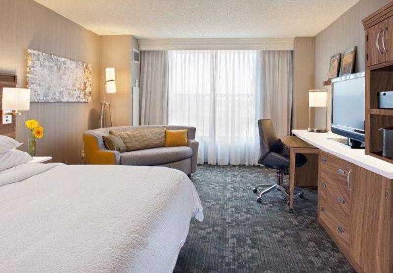 Courtyard By Marriott Pueblo Hotel Exterior photo