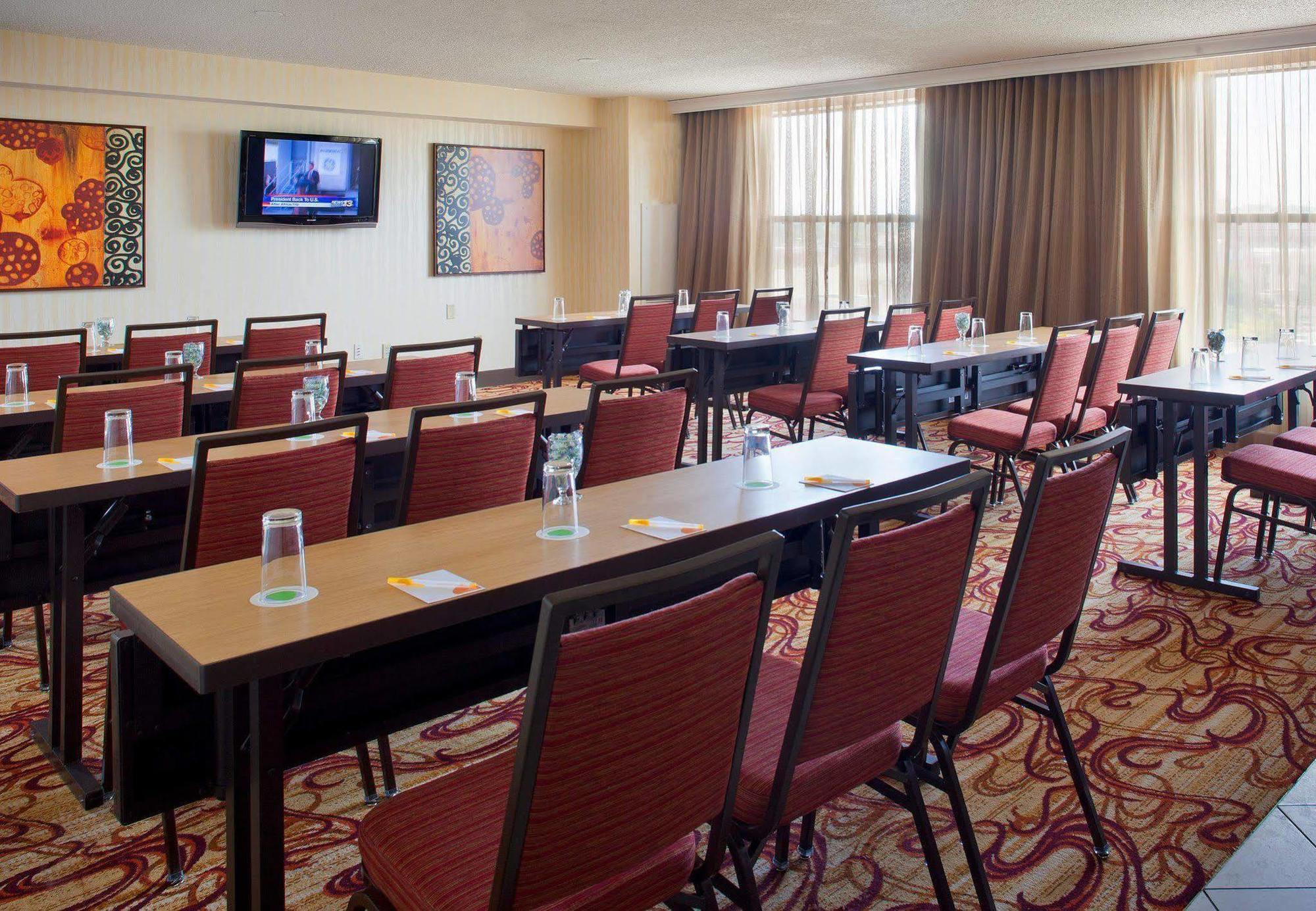 Courtyard By Marriott Pueblo Hotel Exterior photo